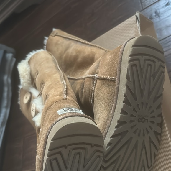 Ugg Bailey button triplet, bomber boot, size 8 - Picture 5 of 8